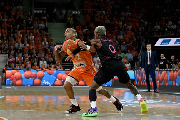 维在中场的 维在中场的